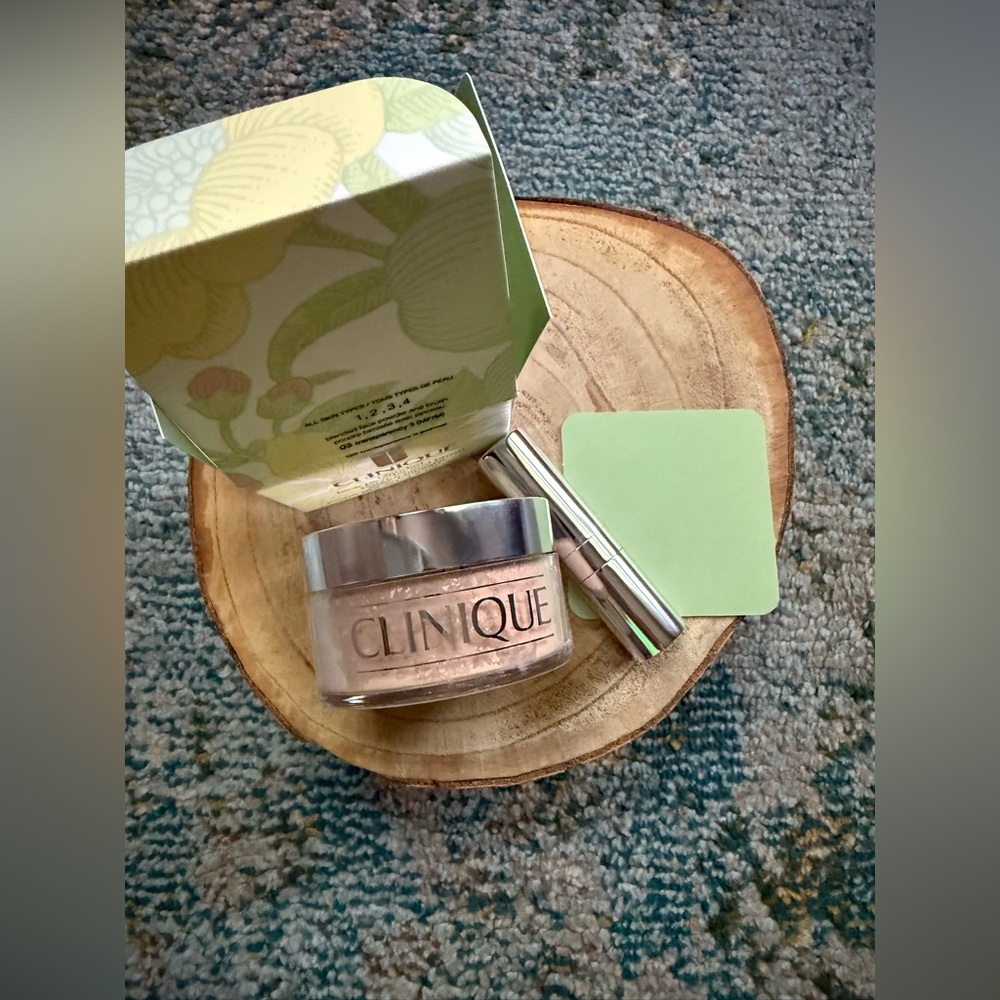 NIB Clinique blended transparency face powder with brush, color 03